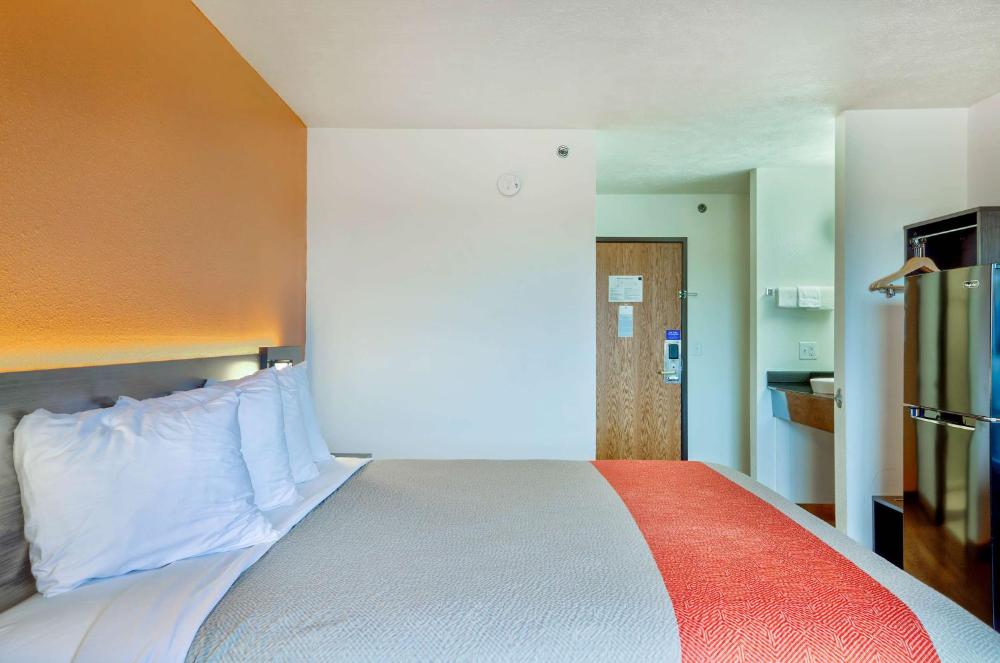 Queen Room - Disability Access - Roll in Shower interior